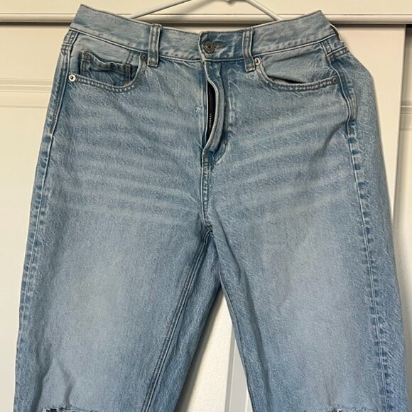 American Eagle Outfitters Light Wash Distressed Mom Jeans Size 4 - Picture 3 of 11